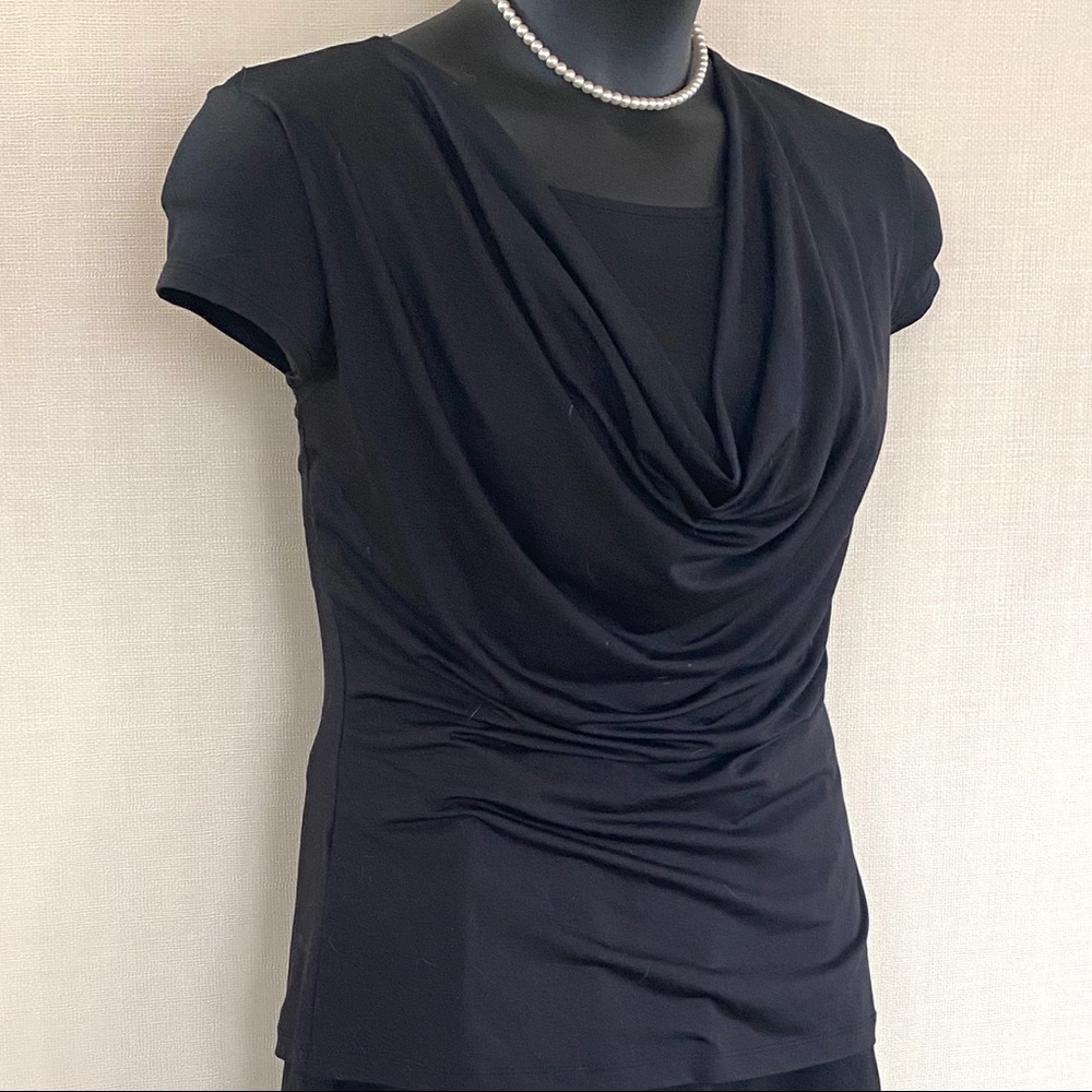 Short sleeve shirt. Cowl neck top layer.